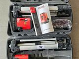 une caisse à outils avec des outils sur le sol