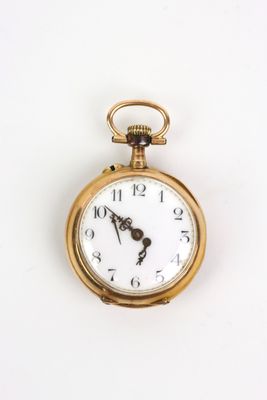 montre de poche posée sur une surface blanche, sur fond blanc