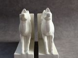 deux statues d'animaux posées sur une table