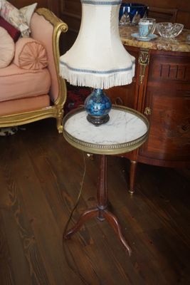 une table sur laquelle se trouve une lampe, dans un salon