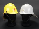 deux casques de chantier blancs et jaunes posés l'un à côté de l'autre sur une tête de mannequin