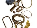 de nombreux bijoux en or sur fond blanc