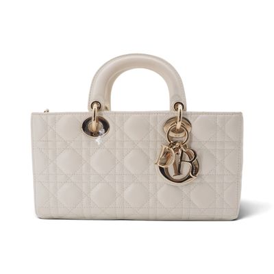 un sac à main blanc avec une poignée dorée sur fond blanc