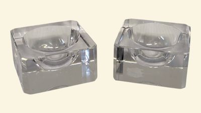 une paire de bougeoirs en verre transparent sur fond blanc