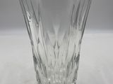 un vase en verre transparent posé sur une table blanche
