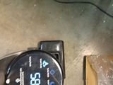 une horloge posée par terre à côté d'une boîte