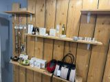une étagère en bois sur laquelle sont disposés toutes sortes d'objets