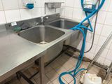 un tuyau bleu raccordé à un évier de cuisine
