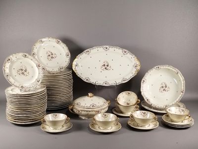 un ensemble d'assiettes, de tasses et de soucoupes posées sur une table