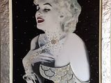 tableau représentant une femme tenant une cigarette dans la main droite et une autre dans l'autre main