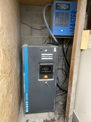 une machine bleue posée dans un coin d'une pièce