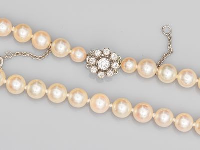 un ensemble composé d'un collier et d'un bracelet en perles et diamants