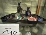 une vitrine en verre contenant un plateau garni d'articles variés