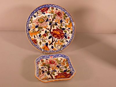 deux assiettes avec des fleurs posées sur une table
