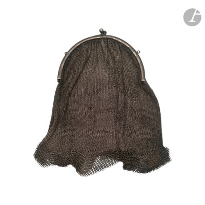 une image représentant un sac à main entouré d'une chaîne