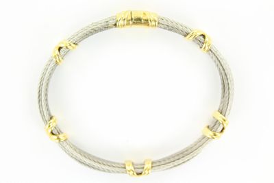 gros plan d'un bracelet sur une surface blanche