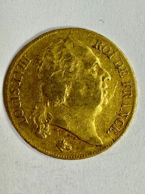 gros plan d'une pièce d'or sur une surface blanche