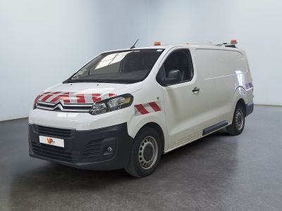 une camionnette blanche à rayures rouges et blanches garée dans une pièce
