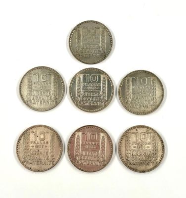 six types de pièces différents sur une surface blanche