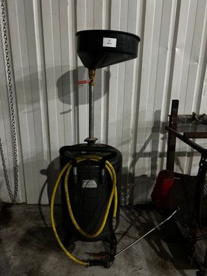 une photo d'une borne d'incendie noire et jaune dans un garage