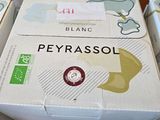 des caisses de vin sont empilées sur une table