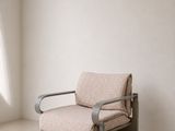 une chaise qui se trouve dans le coin d'une pièce