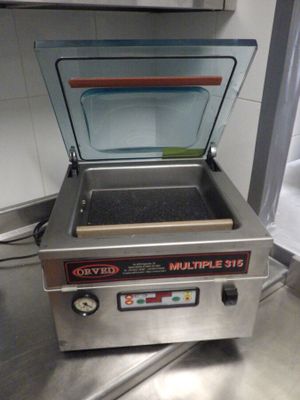 une machine posée sur le comptoir d'une cuisine