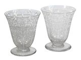 deux vases en verre posés l'un à côté de l'autre sur une surface blanche