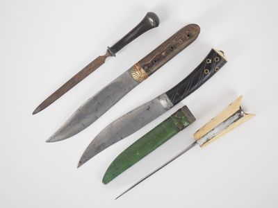 Trois différents couteaux en corne, métal et laiton. - Photo 1