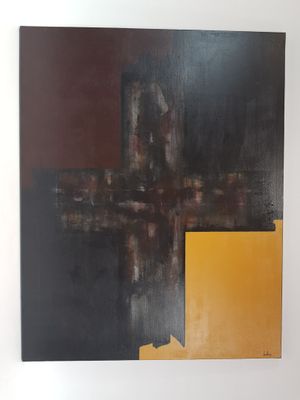 une peinture abstraite représentant une croix sur un mur blanc dans une pièce