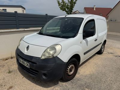 la petite camionnette blanche est garée dans le parking