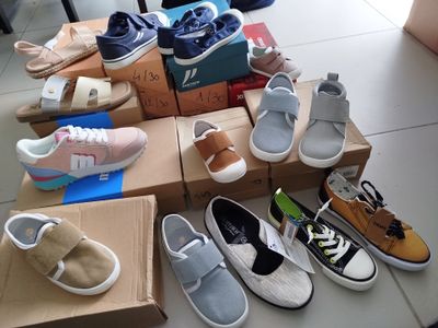 de nombreuses paires de chaussures qui traînent par terre