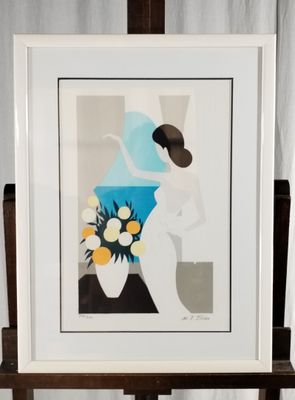 une photo d'une photo représentant une femme tenant un vase de fleurs
