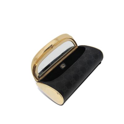 un gros plan d'un sac à main noir contenant un miroir