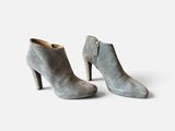 une paire de bottines en daim gris sur fond blanc