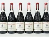 six bouteilles de vin sont alignées sur une table