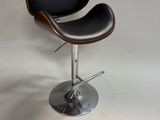 tabouret de bar en cuir noir avec piètement chromé et repose-pieds