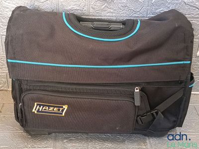un gros plan sur un sac noir orné d'une ligne bleue
