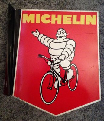 une pancarte sur laquelle est écrit « Michel »