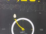 une affiche noire et jaune sur laquelle figure une horloge