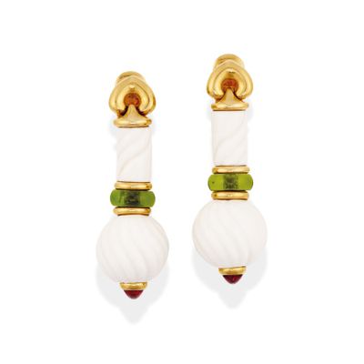 une paire de boucles d'oreilles composées de perles blanches et vertes