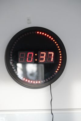 une horloge qui affiche l'heure dans le miroir