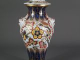 un vase surmonté d'un oiseau