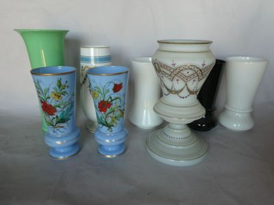 quatre vases posés les uns à côté des autres sur une table