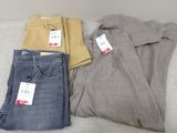 trois paires de pantalons pour homme empilées les unes sur les autres