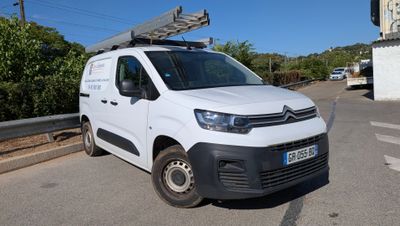 la camionnette blanche est garée sur le côté de la route