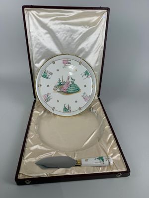 une assiette et un couteau dans une boîte posée sur une table