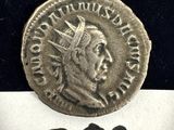 un gros plan d'une pièce de monnaie posée sur une feuille de papier