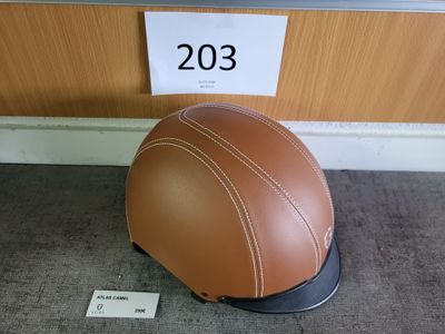 un casque posé par terre à côté d'un panneau