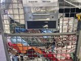 un caddie rempli de vêtements